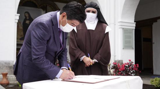 Jorge Yunda sigue firmando el inicio de obras como la restauración del convento del Carmen Alto, de la Orden Carmelita. Quito, 16 de julio de 2021