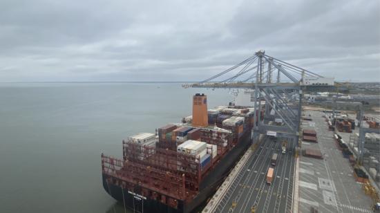 Barco súper postpanamx en el Puerto de aguas profundas de Posorja, el 2 de julio de 2021.