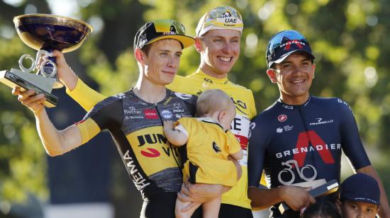 Jonas Vingegaard, Tadej Pogacar y Richard Carapaz en el podio del Tour de Francia, el 18 de julio de 2021. 