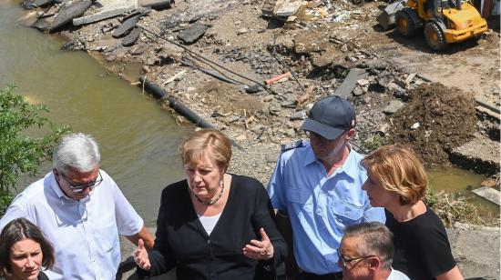 La canciller alemana Ángela Merkel visita una de las zonas devastadas por las inundaciones, el 18 de julio de 2021. 