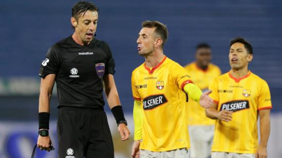 Damián Díaz discute con el árbitro Raphael Claus, durante un partido contra Vélez por los octavos de final de la Copa Libertadores, el 14 de julio de 2021.