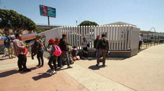 Migrantes detenidos en la frontera con Estados Unidos, en una oficina de la policía fronteriza en Estados Unidos.