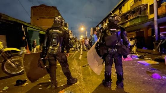 Policías observan a manifestantes en una de las jornadas de protestas contr el Gobierno en Medellín,  el 28 de julio de 2021.