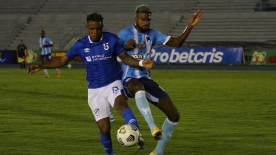 Los jugadores de Universidad Católica y 9 de Octubre disputan un balón en la Fecha 15 de la primera etapa de la LigaPro, el lunes 19 de julio de 2021.