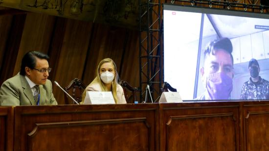 Los asambleístas Fernando Villavicencio y Ana Belén Cordero, durante la comparecencia de Daniel Salcedo (der.), este 19 de julio de 2021.