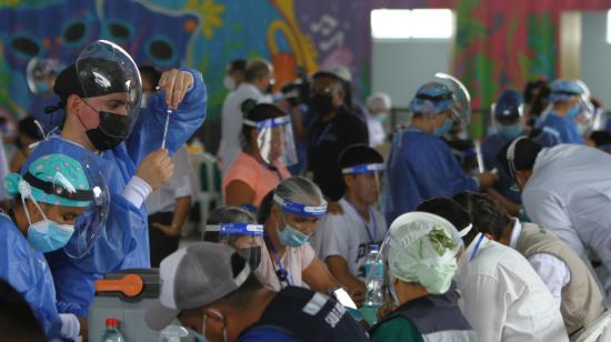 Un médico prepara una vacuna contra el Covid-19, el 19 de julio de 2021 en Guayaquil.