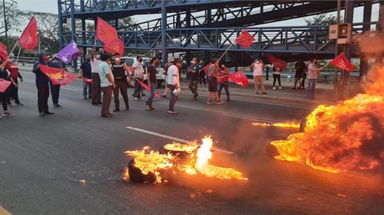 La UNE de Guayas bloqueó la vía Perimetral, en el noroeste de Guayaquil, el 20 de julio de 2021.