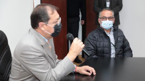 El alcalde de Quito, Santiago Guarderas, junto al secretario de Salud, Francisco Viteri, el 20 de julio de 2021.
