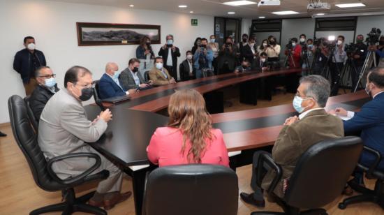 El alcalde de Quito, Santiago Guarderas (Izquierda) durante una reunión con los concejales de mayoría, el 20 de julio de 2021.