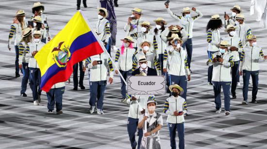 La delegación ecuatoriana desfila en la ceremonia de inauguración de los Juegos Olímpicos de Tokio, el viernes 23 de julio de 2021.