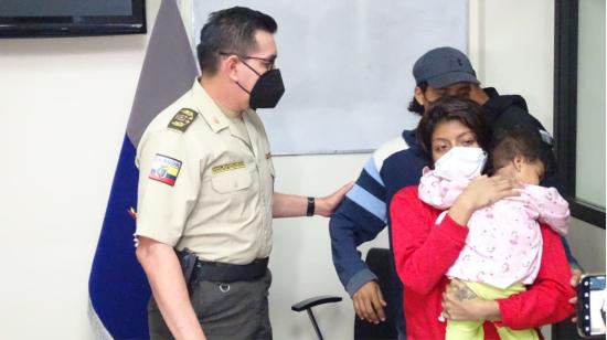 Una niña que fue raptada en Guayaquil regresó a su hogar. El general Fausto Buenaño la entregó a su familia, el 21 de julio de 2021. 