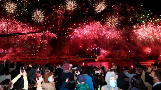 Personas celebran con juegos artificiales,  el miércoles 21 de julio, que Brisbane (Australia) organizará los Juegos Olímpicos de 2032.