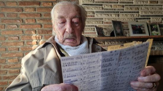 Hernán Mastrángelo sostiene su registro escrito a mano de los goles de Lionel Messi, Buenos Aires, Argentina, 20 julio 2021.