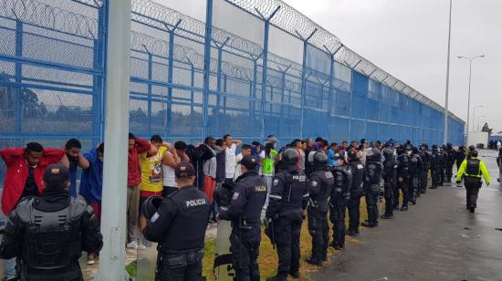 Policías cercan a reos que intentaron fugarse de la cárcel de Latacunga, la madrugada del 22 de julio de 2021.