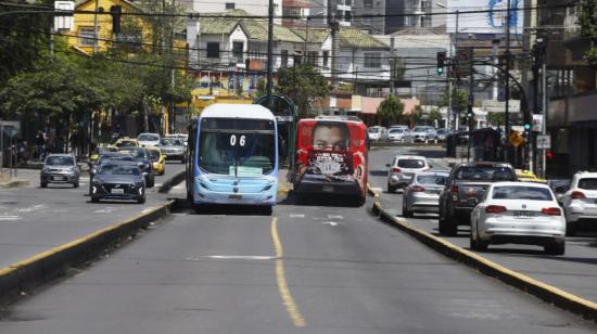 Unidades del sistema de transporte Ecovía y autos privados circulan en las calles de Quito, el 22 de julio de 2021.
