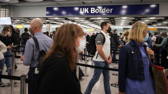 Pasajeros hacen cola en el control de fronteras en el aeropuerto de Heathrow en Londres, Reino Unido, el 29 de junio de 2021.