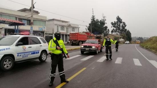 Agentes de la Policía custodian los alrededores de la cárcel de Latacunga, por los enfrentamientos armados entre bandas el 22 de julio de 2021.