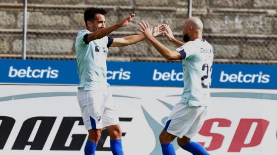 Lisandro Alzugaray y Juan Manuel Tévez celebran uno de los goles de Universidad Católica frente a Olmedo, el sábado 24 de julio de 2021.