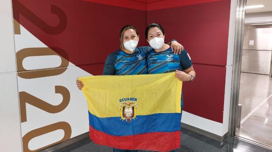 Las ecuatorianas Marina Pérez y Diana Durango, con la bandera de Ecuador, previo a su prueba de tiro deportivo en los Juegos Olímpicos de Tokio.