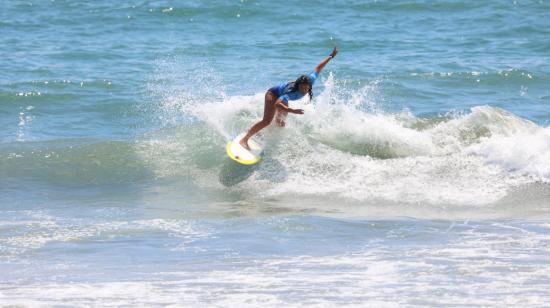 La surfista ecuatoriana durante la primera serie de la competencia de surt, en los Juegos Olímpicos de Tokio, el sábado 24 de julio de 2021.