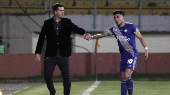 El técnico Ismael Rescalvo felicita a  Joao Rojas por el gol anotado en Cuenca, el sábado 24 de julio de 2021.