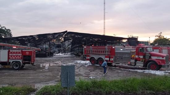 Carros del Cuerpo de Bomberos en los exteriores de las instalaciones de la central Shushufindi, el 24 de julio de 2021.