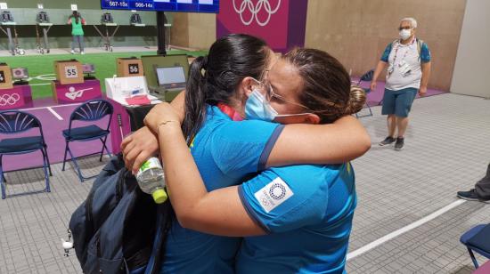 Diana Durango y Marina Pérez se abrazan luego de no clasificar a la siguiente ronda de su competencia de tiro deportivo, el sábado 24 de julio de 2021.