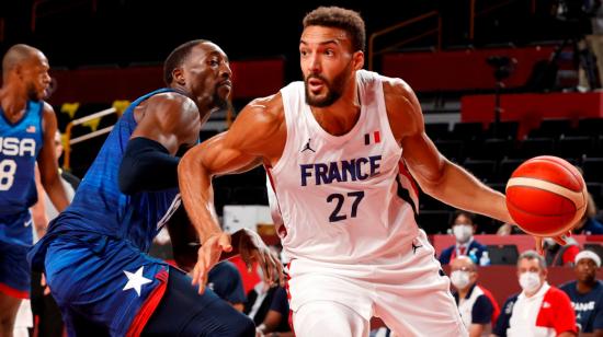 Rudy Gobert contra Edrice Femi Adebayo  durante el encuentro de baloncesto de los Juegos Olímpicos entre Francia y Estados Unidos de América, el domingo 25 de julio de 2021.