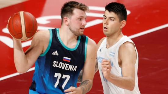 El alero argentino Gabriel Deck (d) defiende al base esloveno Luka Doncic (i) durante el partido del Grupo C de baloncesto masculino entre Argentina y Eslovenia delos Juegos Olímpicos, el lunes 26 de julio de 2021.