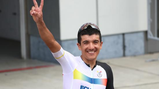 Richard Carapaz celebra su victoria en la prueba de ciclismo de ruta en los Juegos de Tokio, el 24 de julio de 2021.