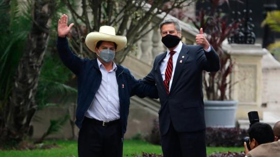 El presidente electo de Perú, el izquierdista Pedro Castillo, junto al presidente Francisco Sagasti, en el Palacio de Gobierno en Lima el 20 de julio de 2021.