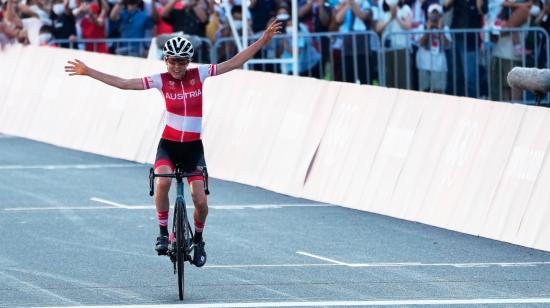 Anna Kiesenhofer, al cruzar la meta de la carrera de ciclismo de ruta de los Juegos de Tokio, el 25 de julio de 2021. 