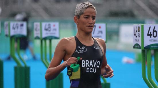 Elizabeth Bravo durante el triatlón femenino en los Juegos Olímpicos de Tokio, el lunes 26 de julio de 2021.