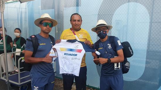 Jhonatan Narváez, Santiago Rosero y Richard Carapaz sostienen la camiseta con la que compitieron los ciclistas en los Juegos de Tokio, el 24 de julio de 2021.