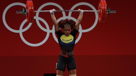 Angie Palacios, durante su participación en el levantamiento de pesas en los Juegos Olímpicos de Tokio, el 27 de julio de 2021.