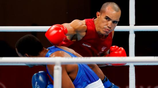 Eldric Sella Rodríguez (rojo), venezolano del Equipo Olímpico de Refugiados (EOR), enfrenta a Euri Cedeno de República Dominicana por el peso medio masculino de boxeo en los Juegos Olímpicos de Tokio.