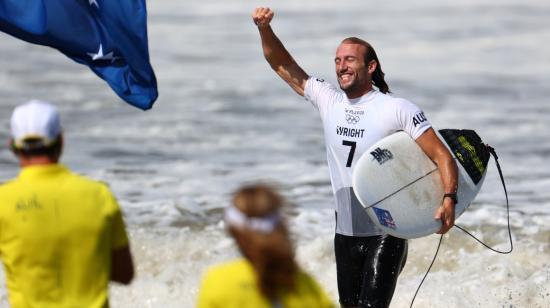 El australiano Owen Wright celebrando tras ganar la medalla de bronce en el surf de los Juegos de Tokio, el martes 27 de julio de 2021.