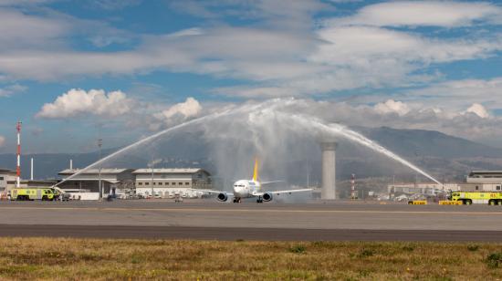 Un avión de Aeroregional es recibidocon un arco de agua en el aeropuerto Mariscal Sucre por la inauguración de su ruta a Galápagos, el 27 de julio de 2021.