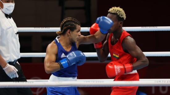 Jean Carlos Caicedo en su combate por los octavos de final en el peso pluma frente a  Samuel Takyi, el martes 27 de julio de 2021. 