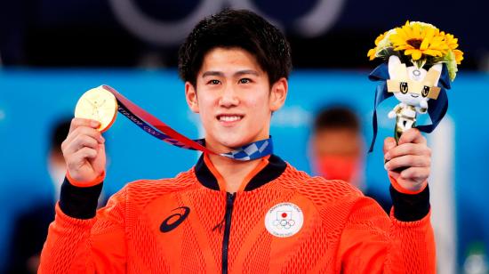 Daiki Hashimoto, de Japón, durante la ceremonia de entrega de medallas para la final masculina durante los eventos de gimnasia artística de los Juegos Olímpicos de Tokio.