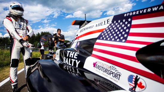 El piloto del ART Grand Prix, Juan Manuel Correa, frente a su monoplaza.