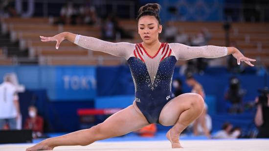 La estadounidense, Sunisa Lee, durante la final individual femenina de gimnasia artística en Tokio, el jueves 28 de julio de 2021.