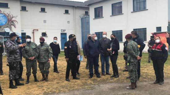 El director del SNAI, Fausto Cobo (centro), se reunió con personal de seguridad de la cárcel de Latacunga el 23 de julio de 2021.