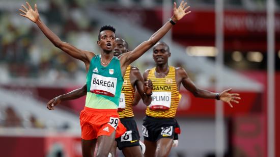 El etíope Selemon Barega (i) celebra tras vencer en la final de 10.000 metros masculino en Tokio, el viernes 30 de julio de 2021.