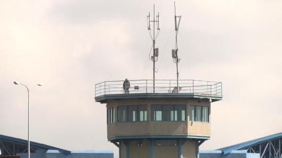 Una de las torres de la cárcel de Latacunga con antenas inhibidoras para señal de telefonía celular.