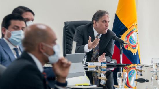 El ministro de Finanzas, Simón Cueva, durante una reunión con varios empresarios del país, el 29 de julio de 2021.