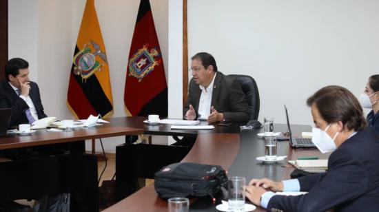 El alcalde de Quito, Santiago Guarderas, durante una reunión con los organismos multilaterales, el 30 de julio de 2021.