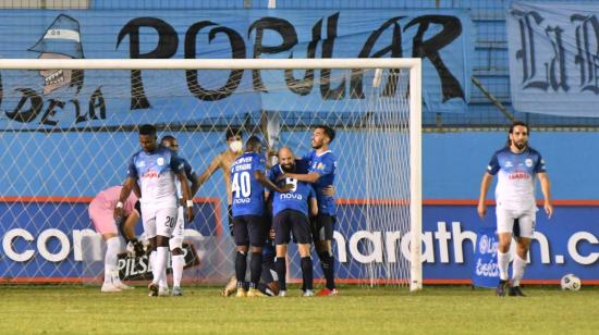 Los jugadores de Universidad Católica festejan el gol de Walter Chalá, el viernes 30 de julio de 2021.