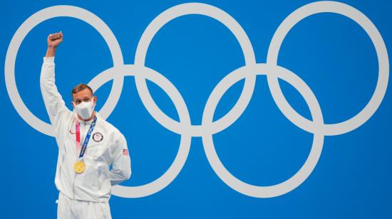 Caeleb Dressel festeja el oro olímpico conseguido en la final masculina de los 100m mariposa, en Tokio. 