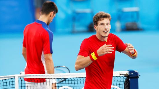 Pablo Carreño Busta festeja después de derrotar a Novak Djokovic, en Tokio, el 31 de julio de 2021.